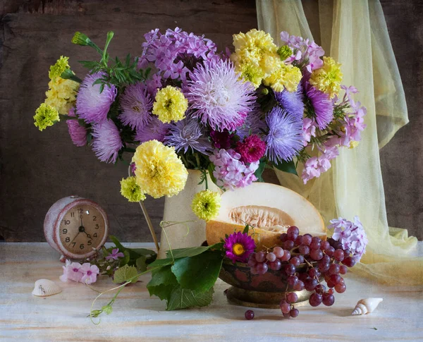 Çiçekler Böğürtlenlerle Dolu Bir Hayat — Stok fotoğraf