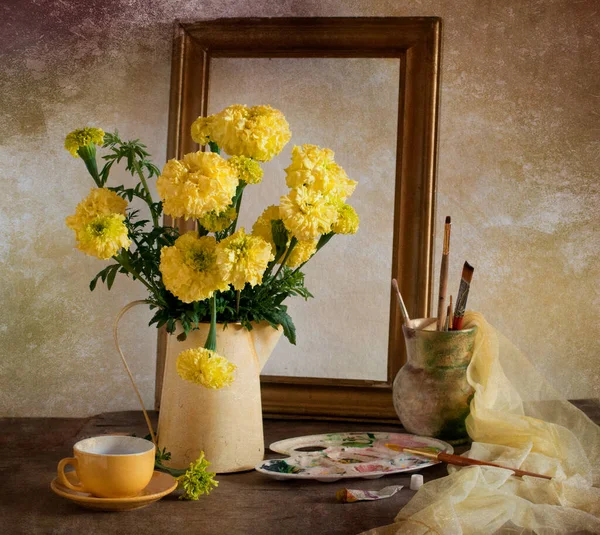 Bir Buket Sarı Çiçekle Sakin Bir Hayat — Stok fotoğraf