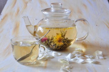 Masaya bir fincan bitki çayı.