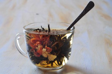 Çiçekli bir fincan bitki çayı.. 