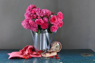 Gri arka planda vazoda güzel bir buket şakayık. 