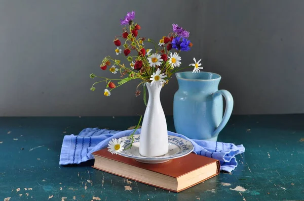 Stillleben Mit Blumenstrauß Und Büchern Auf Einem Tisch — Stockfoto