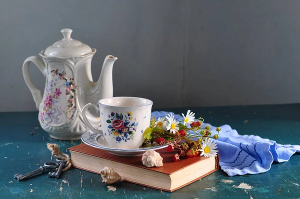 Eski Kitapları Çaydanlığı Olan Klasik Çay — Stok fotoğraf