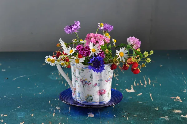 Frühlingsblumen Der Vase Auf Dem Tisch — Stockfoto