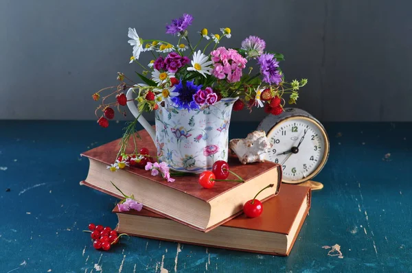 Beyaz bir arka planda eski bir çiçek buketi 