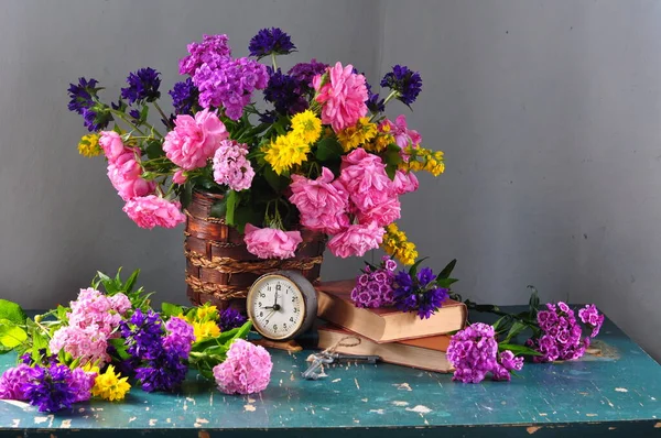 Bahçedeki güzel bahar kompozisyonu 