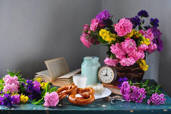 Schöner Strauß Frischer Blumen Und Vase Aus Flieder Auf Holztisch — Stockfoto