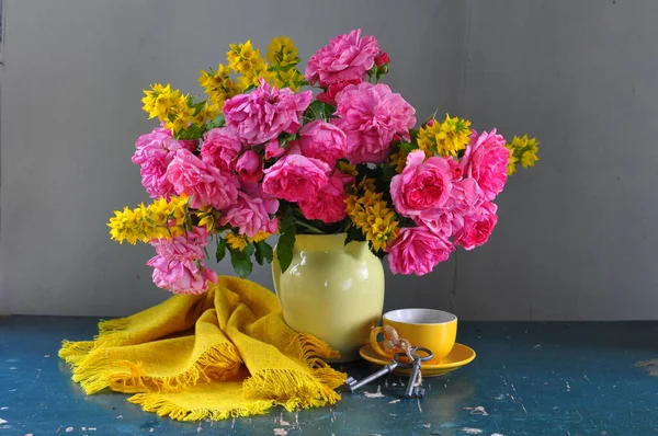 Stillleben Mit Gelben Blüten — Stockfoto