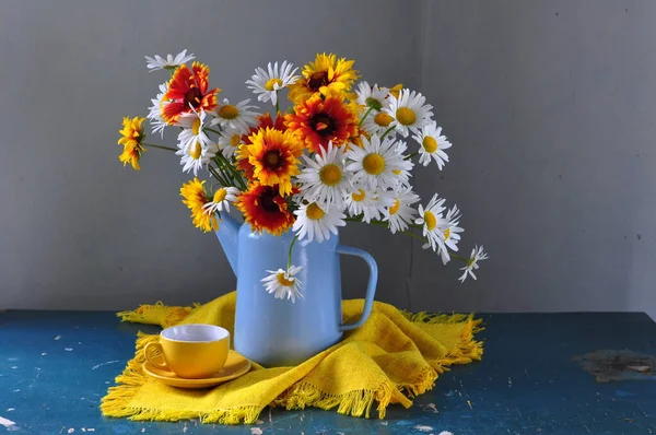 Bir Buket Yabani Çiçek Bir Sürahi — Stok fotoğraf