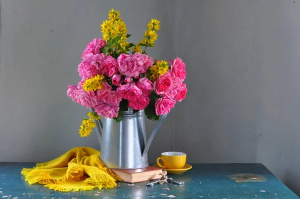Tahta Bir Masanın Üzerinde Bir Buket Yabani Çiçek Vazoda Bir — Stok fotoğraf