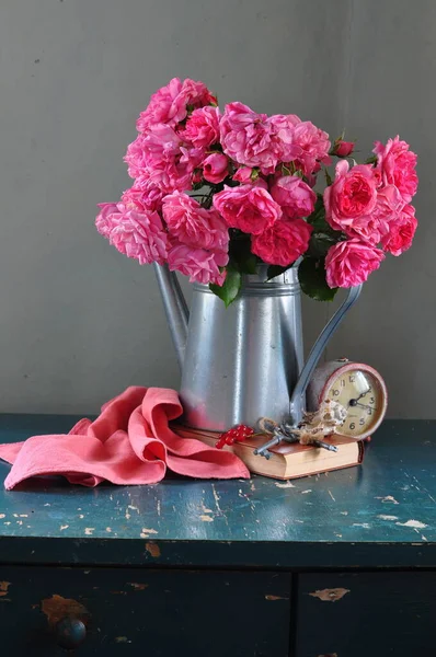 Schöner Rosenstrauß Einer Vase Auf Einem Hölzernen Hintergrund — Stockfoto