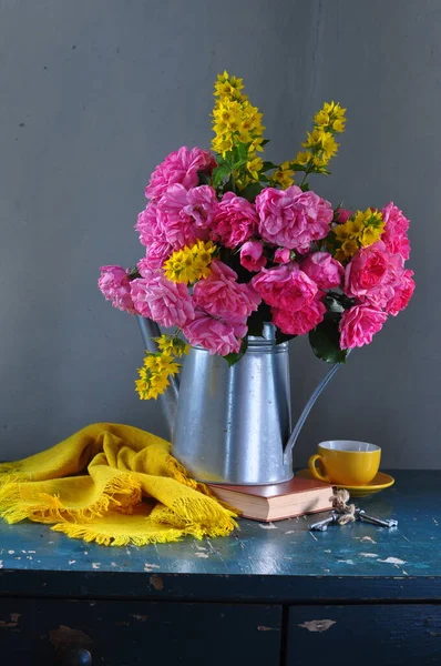 Strauß Gelber Chrysanthemen Einem Krug Auf Dem Tisch — Stockfoto