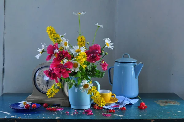 Stillleben Mit Einem Blumenstrauß Und Einer Vase Auf Einem Tisch — Stockfoto