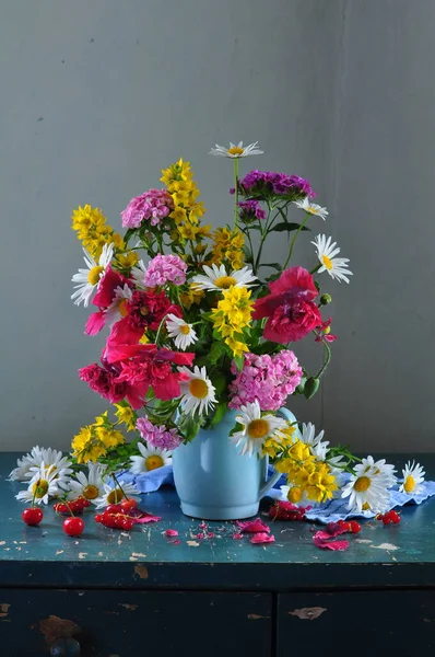 Strauß Wilder Blumen Auf Blauem Hintergrund — Stockfoto