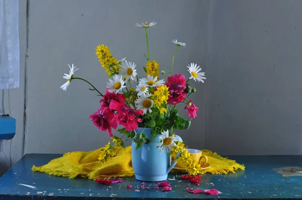 Schöne Blumen Und Ein Strauß Gänseblümchen — Stockfoto