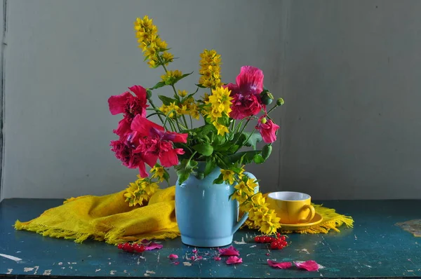 Tahta Bir Masadaki Vazoda Sarı Çiçekler — Stok fotoğraf