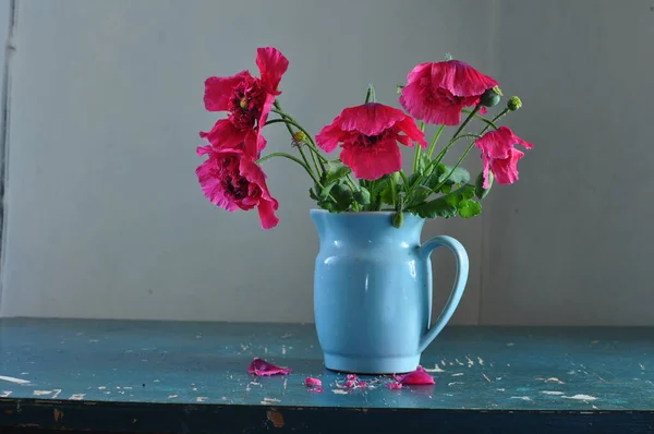 Strauß Mit Rosa Gerberas Und Blauer Vase — Stockfoto