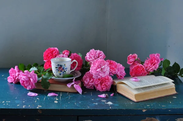 Rosa Und Blaue Teeblumen Einer Tasse — Stockfoto