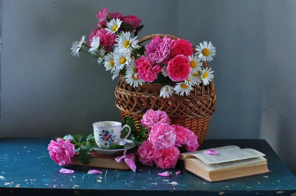 Stillleben Eines Blumenstraußes Der Vase Und Einer Tasse Tee — Stockfoto