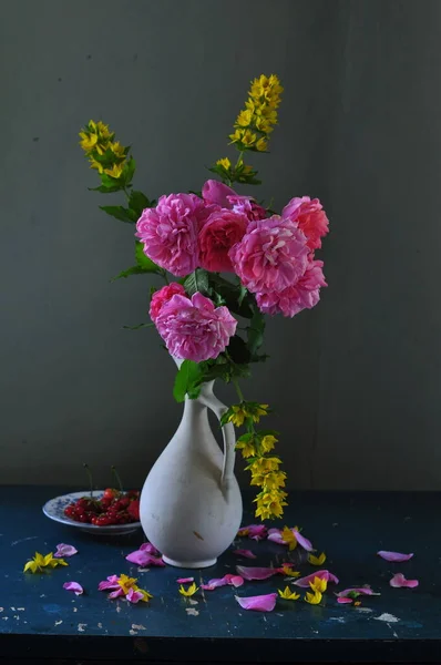 Karanlık Arka Planda Çiçeklerle Dolu Bir Hayat Yakın Plan — Stok fotoğraf