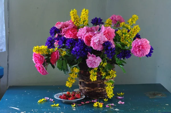 Tahta Bir Masadaki Vazoda Bir Demet Çiçek Vazoda Bir Buket — Stok fotoğraf