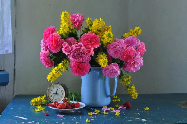 Stillleben Leben Mit Blumenstrauß Und Chrysanthemen Vase — Stockfoto