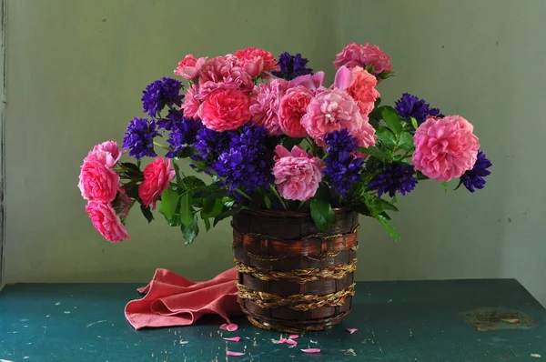 Strauß Schöner Blumen Auf Holzgrund Sommerkonzept Hautnah — Stockfoto