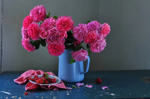 Schöner Strauß Rosa Pfingstrosen Und Eine Blumenvase Auf Einem Weißen — Stockfoto