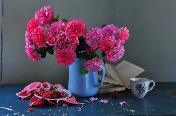 Schöne Blumen Auf Einem Hölzernen Hintergrund — Stockfoto