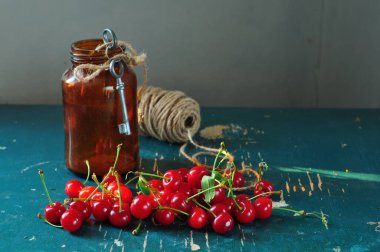 bir tablo üzerinde kırmızı kuş üzümü 