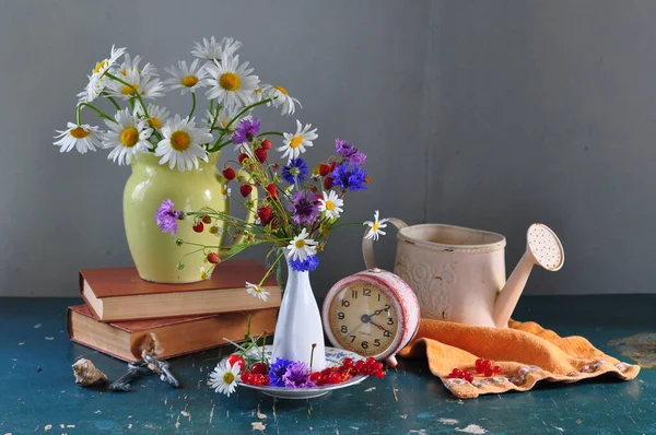 Stillleben Mit Einem Strauß Wildblumen Und Einer Teekanne Auf Weißem — Stockfoto
