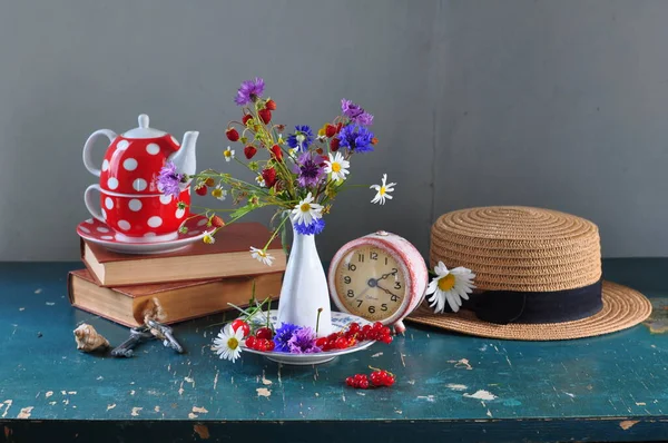 Blumenstrauß Und Gießkanne Mit Blumenstrauß Auf Dem Tisch — Stockfoto