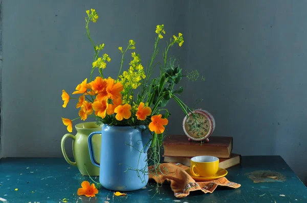 Bir Buket Sarı Kır Çiçeği Eski Bir Sürahi Ile Sakin — Stok fotoğraf