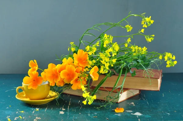 Masadaki Vazoda Sarı Çiçekler — Stok fotoğraf