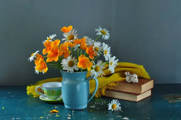 Stillleben Einer Gelben Blume Einer Vase Auf Blauem Hintergrund — Stockfoto