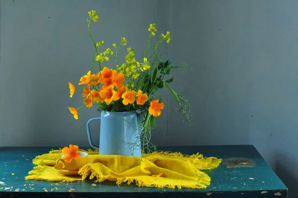 Gelbe Blumen Mit Blauem Krug Auf Dem Tisch — Stockfoto