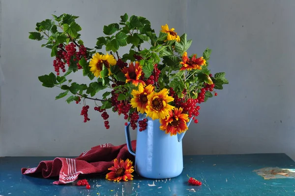 Çiçeklerle Dolu Bir Hayat Masada Bir Vazo — Stok fotoğraf