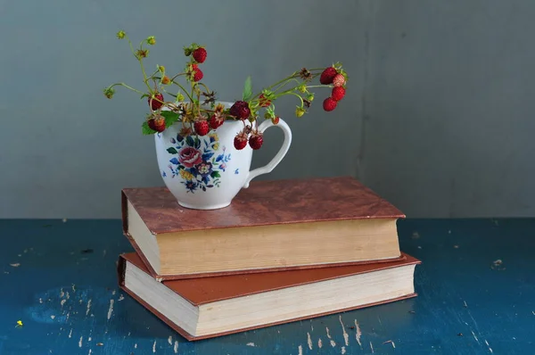 Stillleben Mit Blumen Und Büchern — Stockfoto