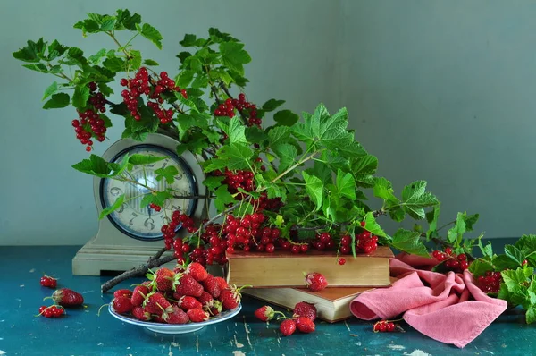 Stillleben Mit Erdbeeren Himbeeren Und Blumen — Stockfoto