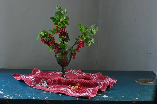Rote Rose Mit Einem Strauß Blumen — Stockfoto