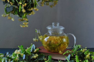 ıhlamur çiçekleri ve ıhlamur çayı. Çay fincanı ve çiçekler. Tahta bir masada, bir fincanda ıhlamur çayı. çay ıhlamur çiçekleri 