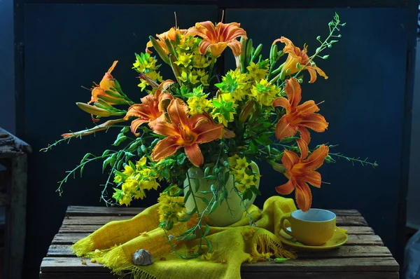 Tahta Bir Masanın Üzerinde Sarı Çiçekler — Stok fotoğraf
