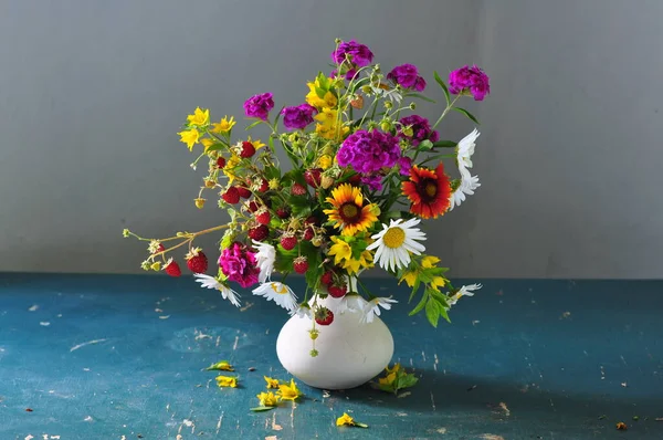 Mavi Arka Planda Bir Buket Yabani Çiçek — Stok fotoğraf