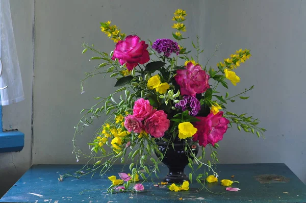 Bouquet Con Mazzo Fiori Gialli Sul Tavolo — Foto Stock