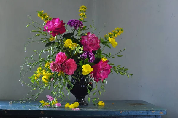 Tahta Arka Planda Bir Buket Yabani Çiçek Durgun Hayat — Stok fotoğraf