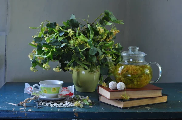 Stillleben Mit Blumen Und Einer Teekanne Tee Auf Einem Holztisch — Stockfoto