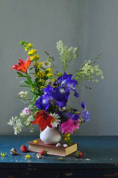 Bouquet Fleurs Sauvages Sur Une Table Bois — Photo