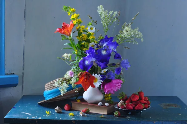 Stillleben Mit Verschiedenen Blumen Und Früchten Einer Vase Auf Einem — Stockfoto
