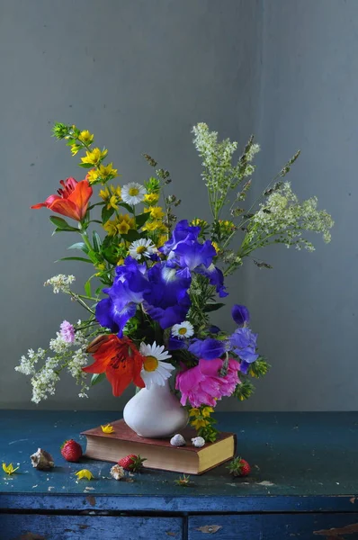 Masadaki Çiçekler — Stok fotoğraf