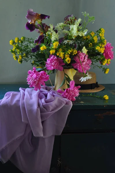 Schöner Blumenstrauß Einer Vase Auf Dunklem Hintergrund — Stockfoto